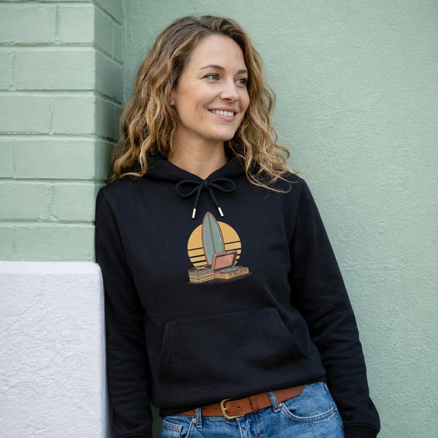 Vintage Surf & Vinyl Hoodie – Retro Surfboard Plattenspieler Design