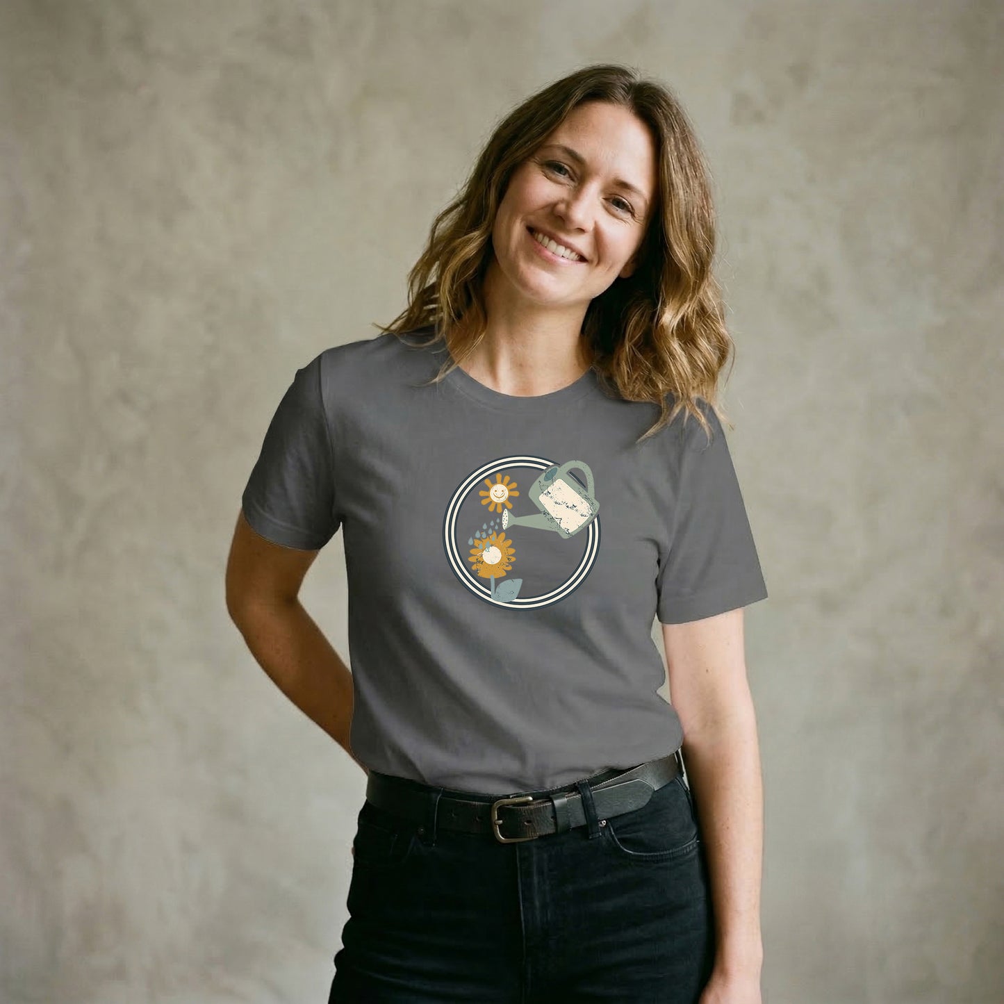 Retro Garten T-Shirt – Gießkanne & Blumen Design