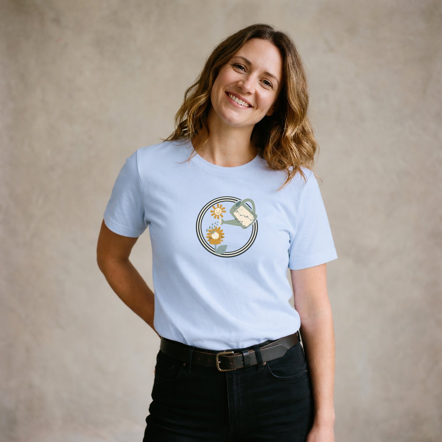 Retro Garten T-Shirt – Gießkanne & Blumen Design