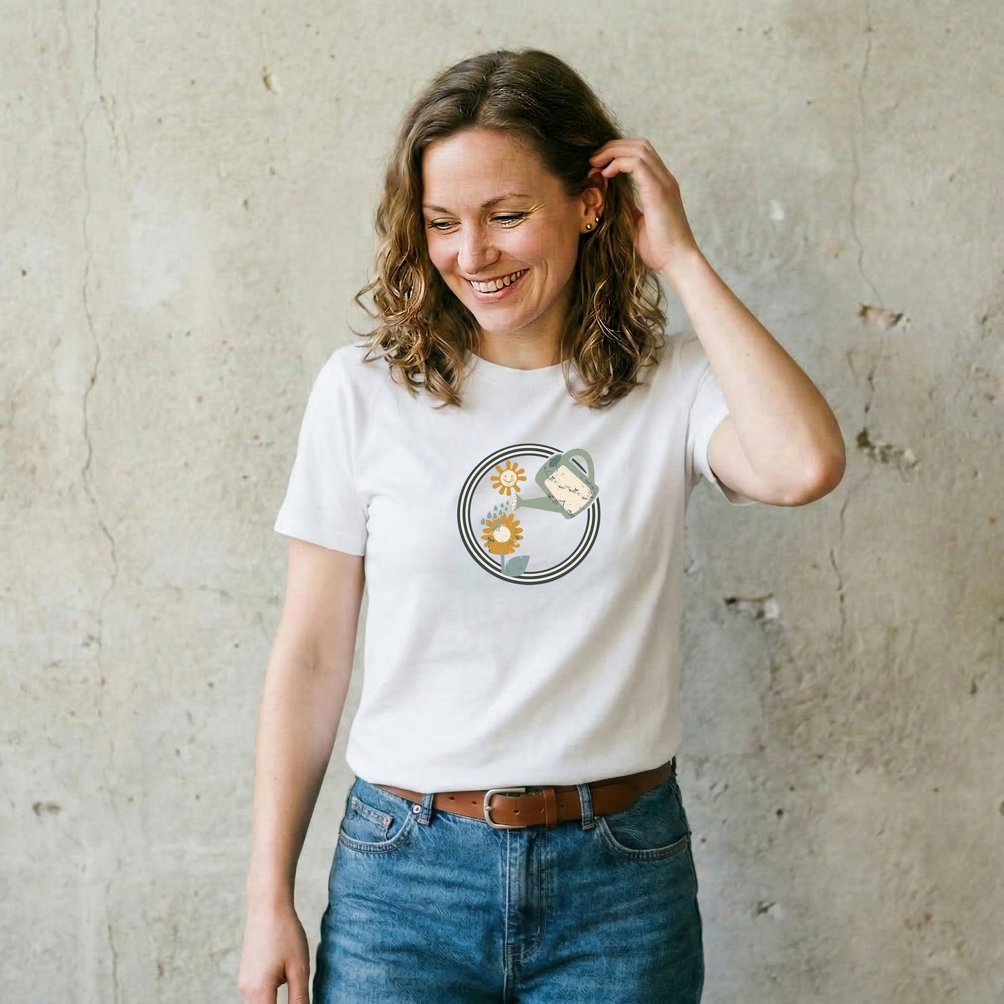 Retro Garten T-Shirt – Gießkanne & Blumen Design